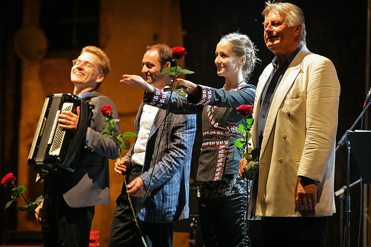 Franzősischer Abend - Musik und Spezialitäten des „süßen“ Frankreichs, Brauereigarten, 28.7.2007, Internationales Musikfestival Český Krumlov, Bildsquelle: © Auviex s.r.o., Foto: Libor Sváček