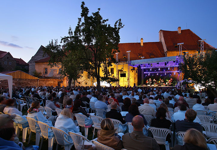 New York Voices (USA), Brewery Garden, 4.8.2007, International Music Festival Český Krumlov, source: © Auviex s.r.o., photo: Libor Sváček