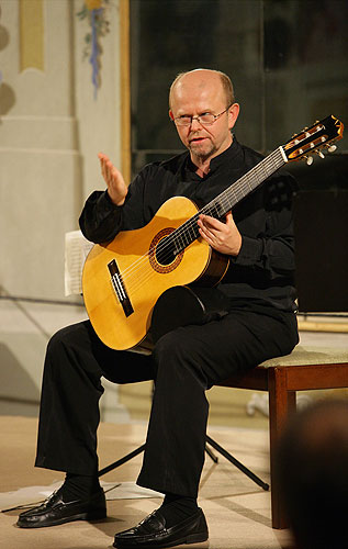 Gabriela Demeterová (violin), Pavel Steidl (guitar), Masquerade hall, 8.8.2007, International Music Festival Český Krumlov, source: Auviex s.r.o., photo: Libor Sváček