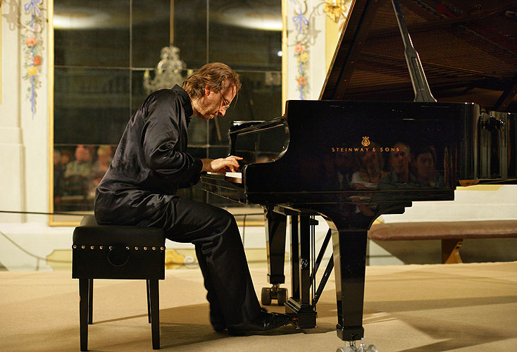 Roberto Prosseda (Italy) - piano, Masquerade hall, 16.8.2007, International Music Festival Český Krumlov, source: Auviex s.r.o., photo: Libor Sváček