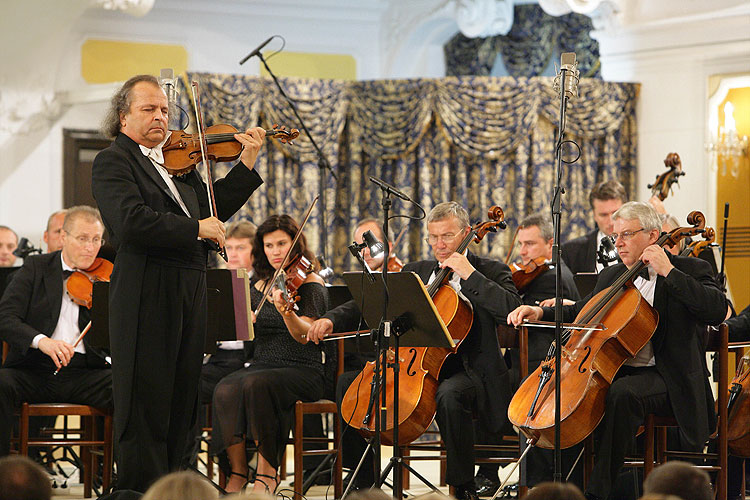 Váslav Hudeček (violin), Petr Schöne (baritone), Prague Chamber Orchestra, Winter Riding School, 17.8.2007, International Music Festival Český Krumlov, source: Auviex s.r.o., photo: Libor Sváček