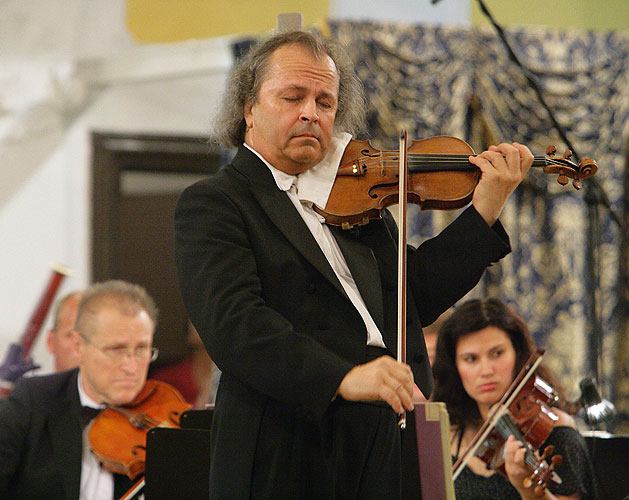 Váslav Hudeček (housle), Petr Schöne (baryton), Pražský komorní orchestr, Zámecká jízdárna, 17.8.2007, Mezinárodní hudební festival Český Krumlov, zdroj: Auviex s.r.o., foto: Libor Sváček