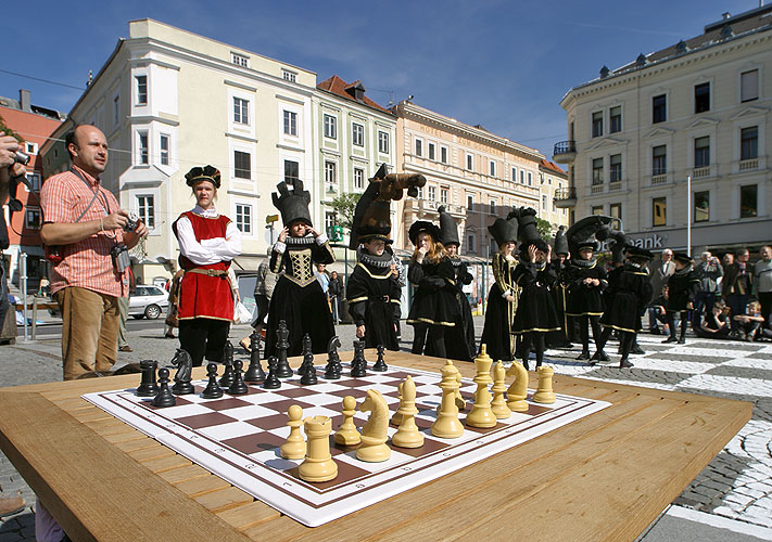 Krumlov pupils like live chess, football players came out winners in  Gmunden, 22nd September 2007, photo by: © 2007 Lubor Mrázek