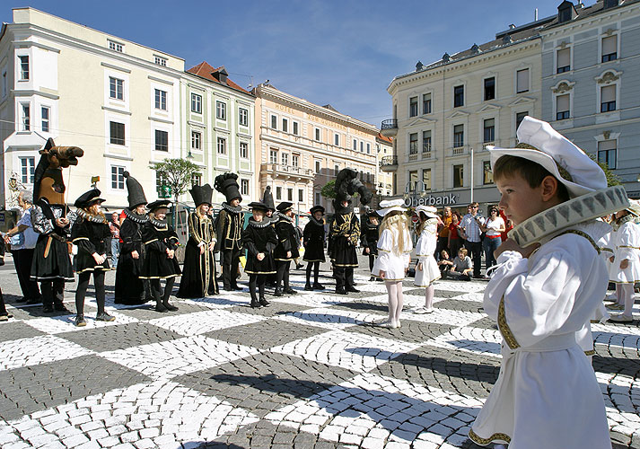 Krumlov pupils like live chess, football players came out winners in  Gmunden, 22nd September 2007, photo by: © 2007 Lubor Mrázek