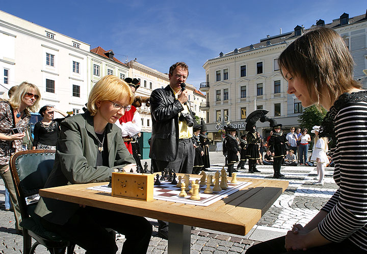 Krumlov pupils like live chess, football players came out winners in  Gmunden, 22nd September 2007, photo by: © 2007 Lubor Mrázek