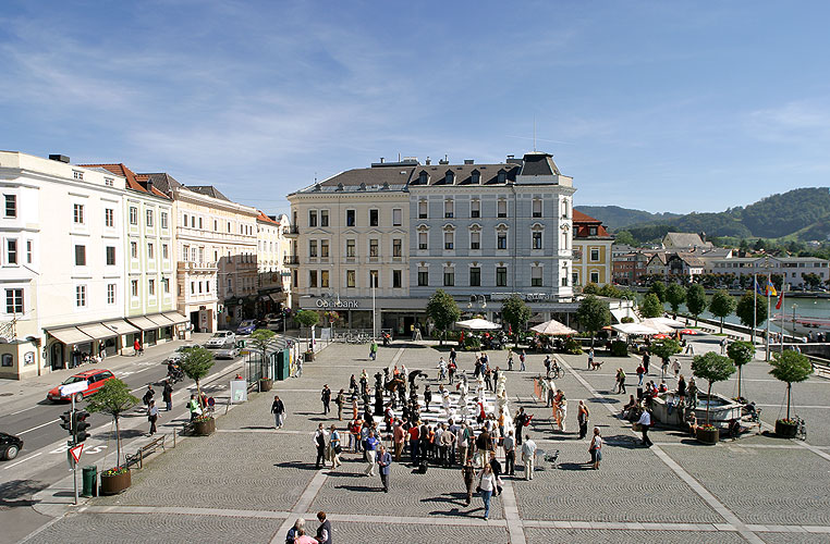 Krumlov pupils like live chess, football players came out winners in  Gmunden, 22nd September 2007, photo by: © 2007 Lubor Mrázek