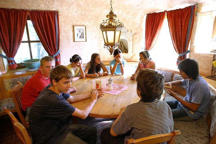 Krumlov pupils like live chess, football players came out winners in  Gmunden, 22nd September 2007, photo by: © 2007 Lubor Mrázek