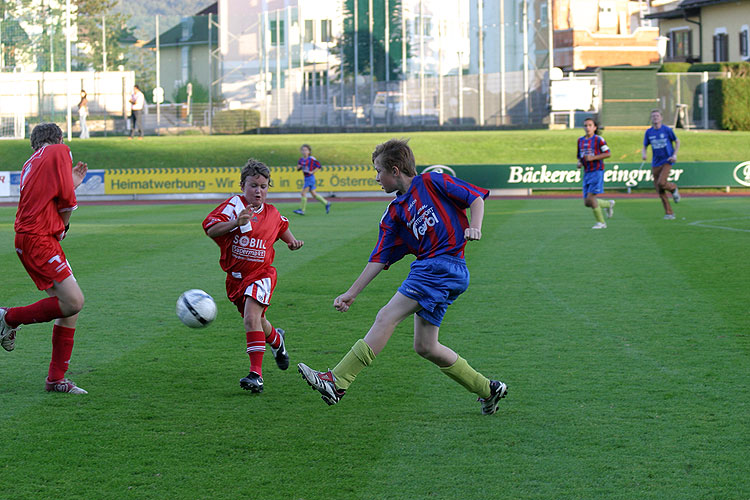 Krumlovští žáci jako živé šachy, fotbalisté jako vítězové v Gmundenu, 22.9.2007, foto: © 2007 Lubor Mrázek