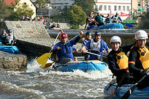 Rafty a pramice na trati, Krumlovský vodácký maraton 2006 