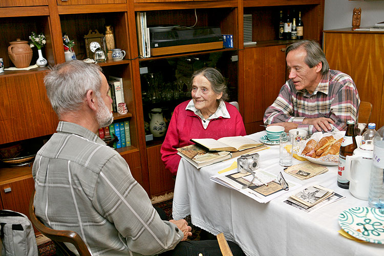 Návštěva pracovníků projektu Fotoatelier Seidel u paní Melanii Seidel, 13.11.2007, Linz (Rakousko), foto: Petr Hudičák