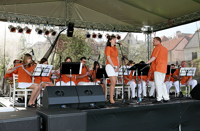 Brass band and drum majorettes of Přeštice Elementary Art School, Magical Krumlov Welcomed Springtime, 29th April - 1st May 2008, photo: Lubor Mrázek