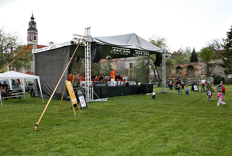 Brass band and drum majorettes of Přeštice Elementary Art School, Magical Krumlov Welcomed Springtime, 29th April - 1st May 2008, photo: Lubor Mrázek