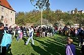 Společné zdobení a stavění máje, Kouzelný Krumlov, 29. dubna - 1. května 2008, foto: Lubor Mrázek 