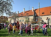 Společné zdobení a stavění máje, Kouzelný Krumlov, 29. dubna - 1. května 2008, foto: Lubor Mrázek 