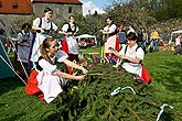 Společné zdobení a stavění máje, Kouzelný Krumlov, 29. dubna - 1. května 2008, foto: Lubor Mrázek 