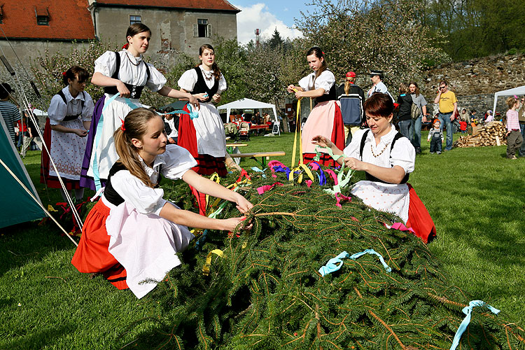 Společné zdobení a stavění máje, Kouzelný Krumlov, 29. dubna - 1. května 2008, foto: Lubor Mrázek