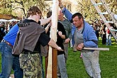 Společné zdobení a stavění máje, Kouzelný Krumlov, 29. dubna - 1. května 2008, foto: Lubor Mrázek 