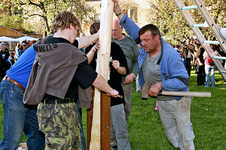 Gemeinsames Maibaumschmücken und Maibaumstellen, Zauberhafte Krumlov, 29. April - 1. Mai 2008, Foto: Lubor Mrázek