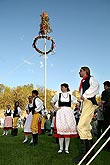 Společné zdobení a stavění máje, Kouzelný Krumlov, 29. dubna - 1. května 2008, foto: Lubor Mrázek 