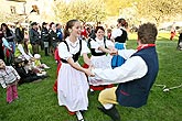 Společné zdobení a stavění máje, Kouzelný Krumlov, 29. dubna - 1. května 2008, foto: Lubor Mrázek 