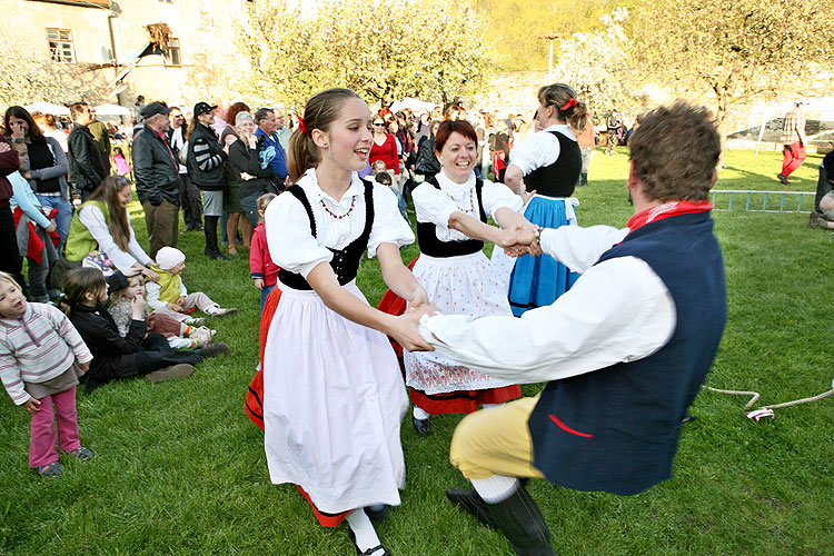 Společné zdobení a stavění máje, Kouzelný Krumlov, 29. dubna - 1. května 2008, foto: Lubor Mrázek