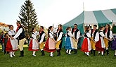 Gemeinsames Maibaumschmücken und Maibaumstellen, Zauberhafte Krumlov, 29. April - 1. Mai 2008, Foto: Lubor Mrázek 