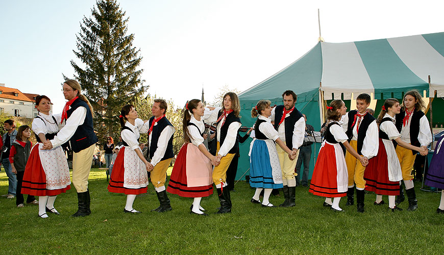 Společné zdobení a stavění máje, Kouzelný Krumlov, 29. dubna - 1. května 2008, foto: Lubor Mrázek