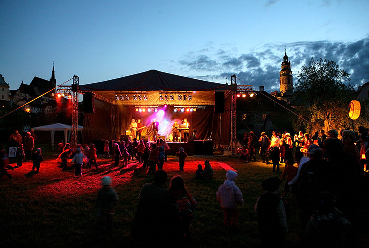 Die Musikgruppe aus Hradec Králové Nadoraz, Zauberhafte Krumlov, 29. April - 1. Mai 2008, Foto: Lubor Mrázek