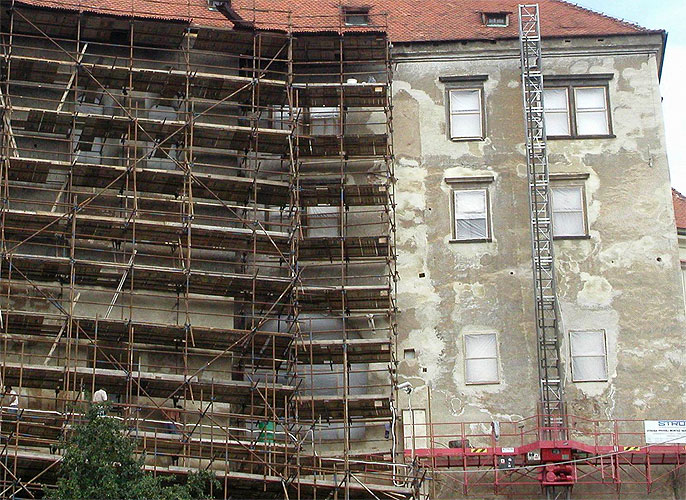 Český Krumlov Castle’s Southern Façade of the Upper Castle during restoration, source: Správa zámku Český Krumlov