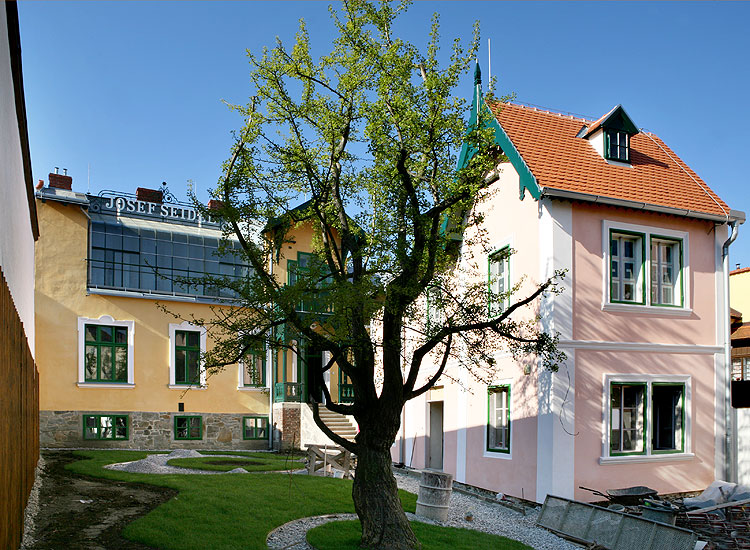 Čelní pohled na budovy Fotoateliéru Seidel v závěrečné fázi obnovy, 13. května 2008, foto: Lubor Mrázek