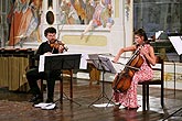 Hudba z jiných břehů: Pavel Fišer - housle, Margit Klepáčová - violoncello, Honda Junko - bicí nástroje (Japonsko), Iveta Kováčová - zpěv, 29.6.2008, Festival komorní hudby Český Krumlov 2008, foto: Lubor Mrázek 