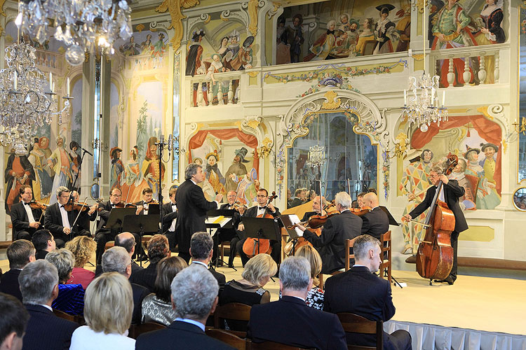 Filharmonický komorní orchestr, um. vedoucí Pavel Prantl, Barbora Kolářová, Michal Sedláček, Petra Vilánková, Markéta Janoušková, Ui-Youn Hong (J. Korea) - housle, dirigent: Mr. Kerry Stratton (Kanada), 19.7.2008, Mezinárodní hudební festival Český Krumlov, zdroj: Auviex s.r.o., foto: Libor Sváček