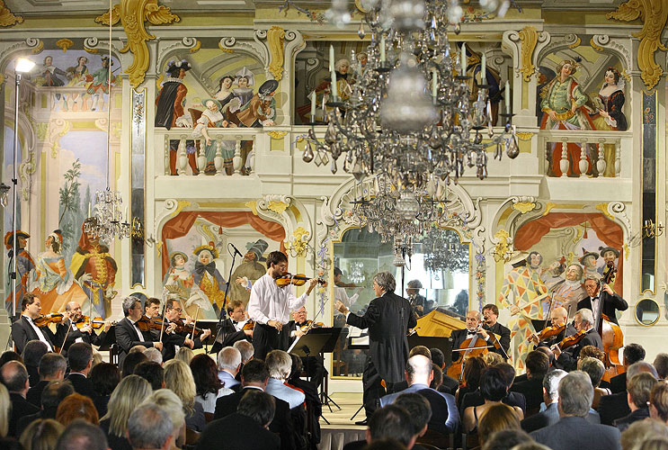 Das philharmonische Kammerorchester, Kunstleiter P. Prantl, Barbora Kolářová, Michal Sedláček, Petra Vilánková, Markéta Janoušková, Ui-Yong Hong (Südkorea) – Geige, Dirigent: Mr. Kerry Stratton (Kanada), 19.7.2008,Internationales Musikfestival Český Krumlov, Bildsquelle: Auviex s.r.o., Foto: Libor Sváček