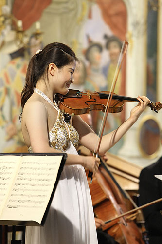 Philharmonic Chamber Orchestra, Pavel Prantl artistic director, Barbora Kolářová, Michal Sedláček, Petra Vilánková, Markéta Janoušková, Ui-Youn Hong – violin (South Korea), conductor: Mr. Kerry Stratton (Canada), 19.7.2008, International Music Festival Český Krumlov 2008, source: Auviex s.r.o., photo: Libor Sváček