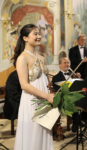 Philharmonic Chamber Orchestra, Pavel Prantl artistic director, Barbora Kolářová, Michal Sedláček, Petra Vilánková, Markéta Janoušková, Ui-Youn Hong – violin (South Korea), conductor: Mr. Kerry Stratton (Canada), 19.7.2008, International Music Festival Český Krumlov 2008, source: Auviex s.r.o., photo: Libor Sváček