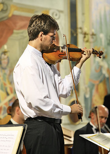 Philharmonic Chamber Orchestra, Pavel Prantl artistic director, Barbora Kolářová, Michal Sedláček, Petra Vilánková, Markéta Janoušková, Ui-Youn Hong – violin (South Korea), conductor: Mr. Kerry Stratton (Canada), 19.7.2008, International Music Festival Český Krumlov 2008, source: Auviex s.r.o., photo: Libor Sváček