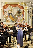 Das philharmonische Kammerorchester, Kunstleiter P. Prantl, Barbora Kolářová, Michal Sedláček, Petra Vilánková, Markéta Janoušková, Ui-Yong Hong (Südkorea) – Geige, Dirigent: Mr. Kerry Stratton (Kanada), 19.7.2008,Internationales Musikfestival Český Krumlov, Bildsquelle: Auviex s.r.o., Foto: Libor Sváček 