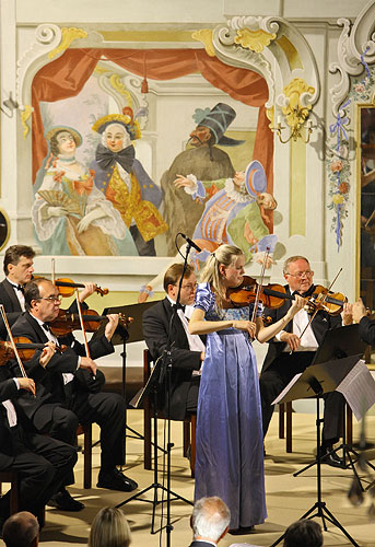 Das philharmonische Kammerorchester, Kunstleiter P. Prantl, Barbora Kolářová, Michal Sedláček, Petra Vilánková, Markéta Janoušková, Ui-Yong Hong (Südkorea) – Geige, Dirigent: Mr. Kerry Stratton (Kanada), 19.7.2008,Internationales Musikfestival Český Krumlov, Bildsquelle: Auviex s.r.o., Foto: Libor Sváček