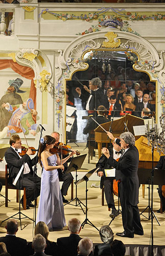 Philharmonic Chamber Orchestra, Pavel Prantl artistic director, Barbora Kolářová, Michal Sedláček, Petra Vilánková, Markéta Janoušková, Ui-Youn Hong – violin (South Korea), conductor: Mr. Kerry Stratton (Canada), 19.7.2008, International Music Festival Český Krumlov 2008, source: Auviex s.r.o., photo: Libor Sváček