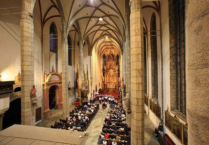 Gemeinsamer Gesang eines Vokalensembles Fraternitas Litteratorum, eines Jungenchors Bonifantes, 8.8.2008, Internationales Musikfestival Český Krumlov, Bildsquelle: Auviex s.r.o., Foto: Libor Sváček