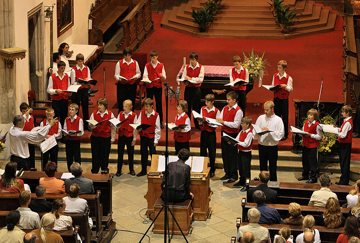 Gemeinsamer Gesang eines Vokalensembles Fraternitas Litteratorum, eines Jungenchors Bonifantes, 8.8.2008, Internationales Musikfestival Český Krumlov, Bildsquelle: Auviex s.r.o., Foto: Libor Sváček