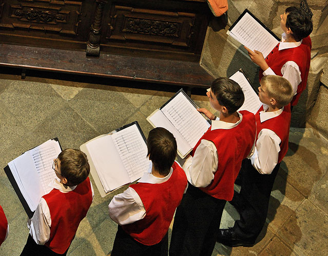 Gemeinsamer Gesang eines Vokalensembles Fraternitas Litteratorum, eines Jungenchors Bonifantes, 8.8.2008, Internationales Musikfestival Český Krumlov, Bildsquelle: Auviex s.r.o., Foto: Libor Sváček