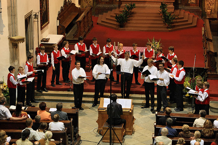 Gemeinsamer Gesang eines Vokalensembles Fraternitas Litteratorum, eines Jungenchors Bonifantes, 8.8.2008, Internationales Musikfestival Český Krumlov, Bildsquelle: Auviex s.r.o., Foto: Libor Sváček