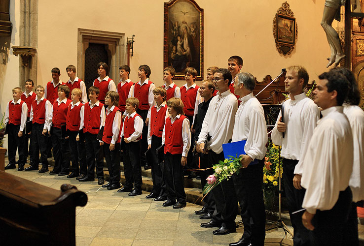 Gemeinsamer Gesang eines Vokalensembles Fraternitas Litteratorum, eines Jungenchors Bonifantes, 8.8.2008, Internationales Musikfestival Český Krumlov, Bildsquelle: Auviex s.r.o., Foto: Libor Sváček