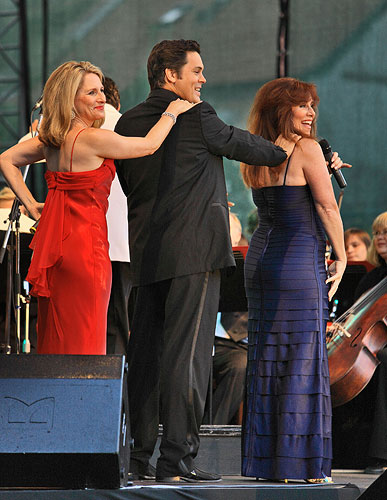 A Night on Broadway - Soloists: Jan Horvath, Doug La Brecque, Debbie Gravitte (USA), Moravian Philharmonic Olomouc, Conductor: Randall Craig Fleischer (USA), 9.8.2008, International Music Festival Český Krumlov 2008, source: Auviex s.r.o., photo: Libor Sváček