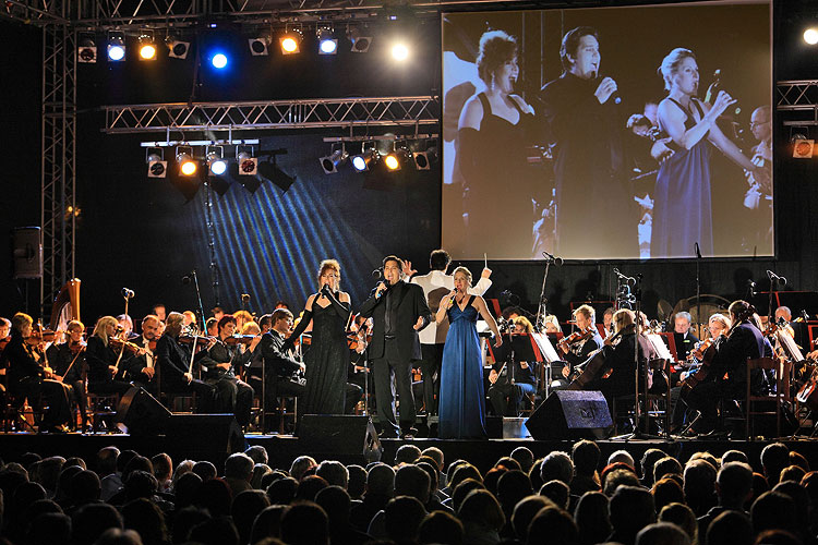 Noc na Broadway - Sólisté: Jan Horvath, Doug La Brecque, Debbie Gravitte (všichni USA), Moravská filharmonie Olomouc, dirigent: Randall Craig Fleischer (USA), 9.8.2008, Mezinárodní hudební festival Český Krumlov, zdroj: Auviex s.r.o., foto: Libor Sváček