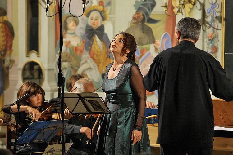 Praga Camerata, Silvie Hessová - violin, Pavel Hůla - violin, Edita Randová - mezzo-soprano, 22.8.2008, International Music Festival Český Krumlov 2008, source: Auviex s.r.o., photo: Libor Sváček