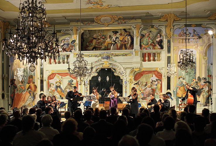 Praga Camerata, Silvie Hessová - Geige, Pavel Hůla - Geige, Edita Randová - Gesang, 22.8.2008, Internationales Musikfestival Český Krumlov, Bildsquelle: Auviex s.r.o., Foto: Libor Sváček