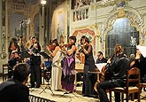 Praga Camerata, Silvie Hessová - Geige, Pavel Hůla - Geige, Edita Randová - Gesang, 22.8.2008, Internationales Musikfestival Český Krumlov, Bildsquelle: Auviex s.r.o., Foto: Libor Sváček 