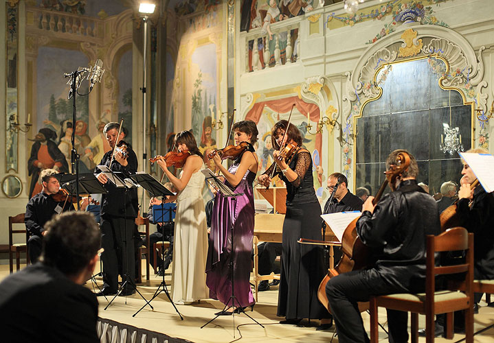 Praga Camerata, Silvie Hessová - Geige, Pavel Hůla - Geige, Edita Randová - Gesang, 22.8.2008, Internationales Musikfestival Český Krumlov, Bildsquelle: Auviex s.r.o., Foto: Libor Sváček